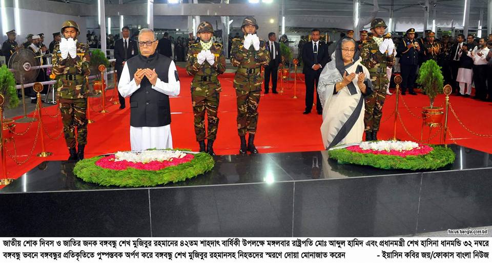 জাতির জনকের প্রতিকৃতিতে রাষ্ট্রপতি ও প্রধানমন্ত্রীর শ্রদ্ধা