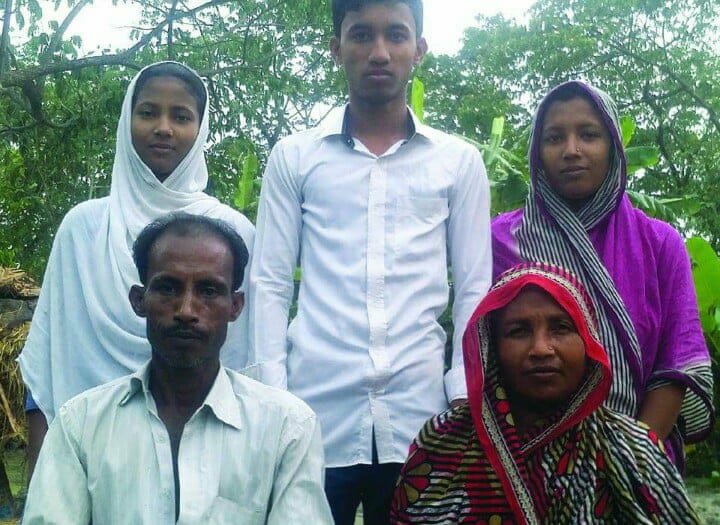 দারিদ্র্যতা হার মানল শিমুলের মেধার কাছে