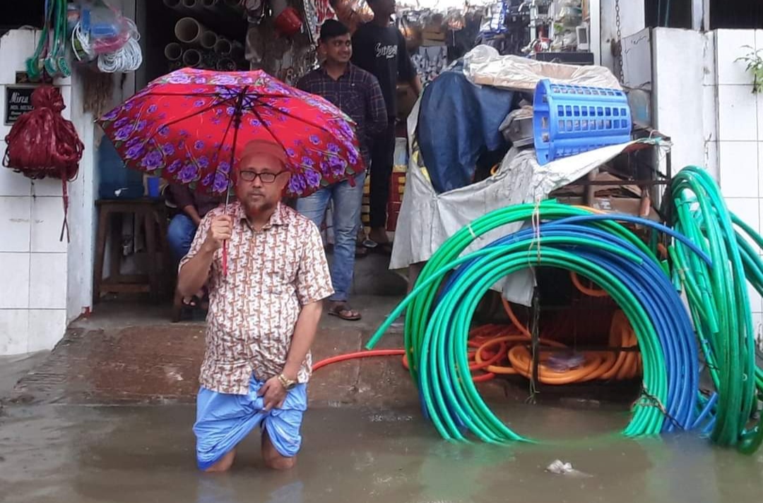 ফের ডুবল হালিশহর, দোকান ও বাসা বাড়ীতে হাটু পানি।
