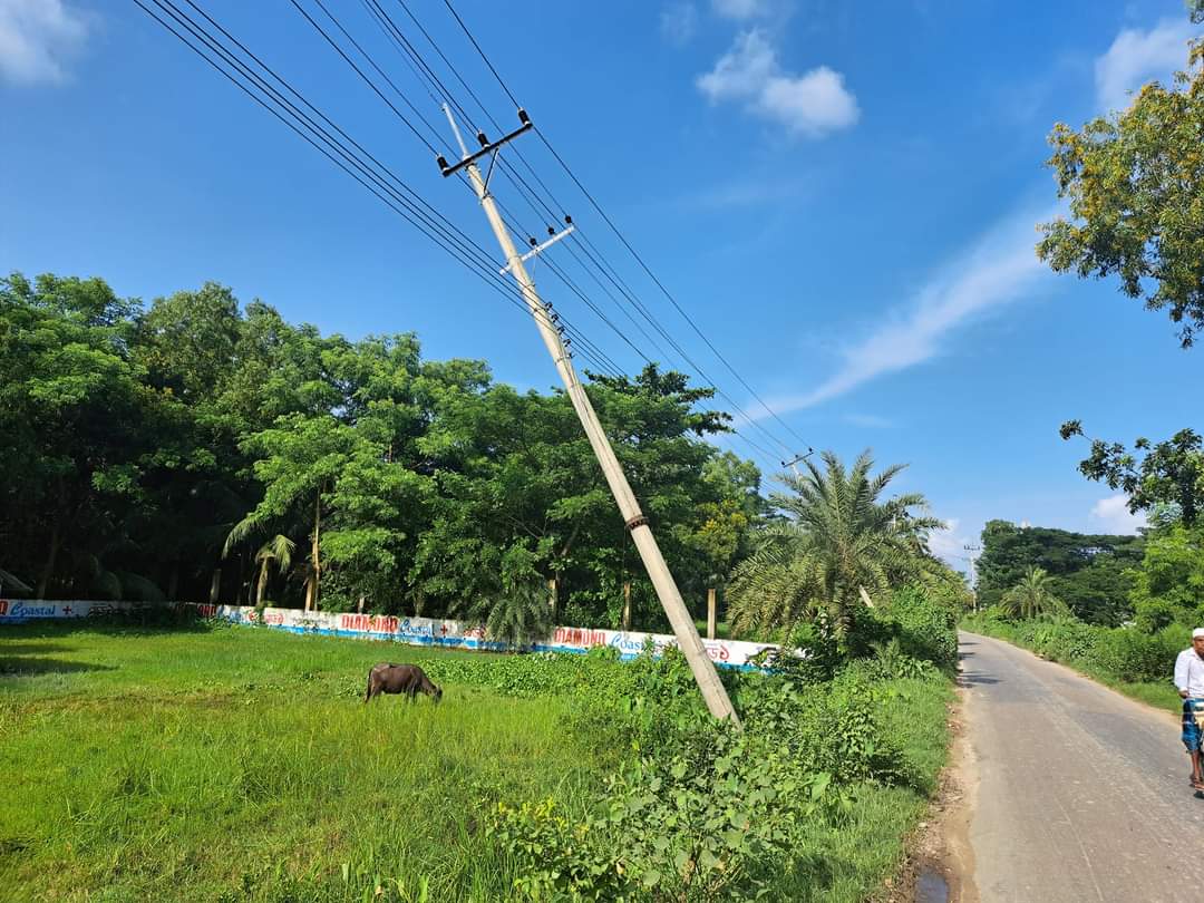 বিদ্যুৎ বিছিন্ন হবে পুরো সন্দ্বীপ, ১১০০০ ভোল্টের ২টি খুঁটি কাত হয়ে আছে গুপ্তছড়া সড়কে