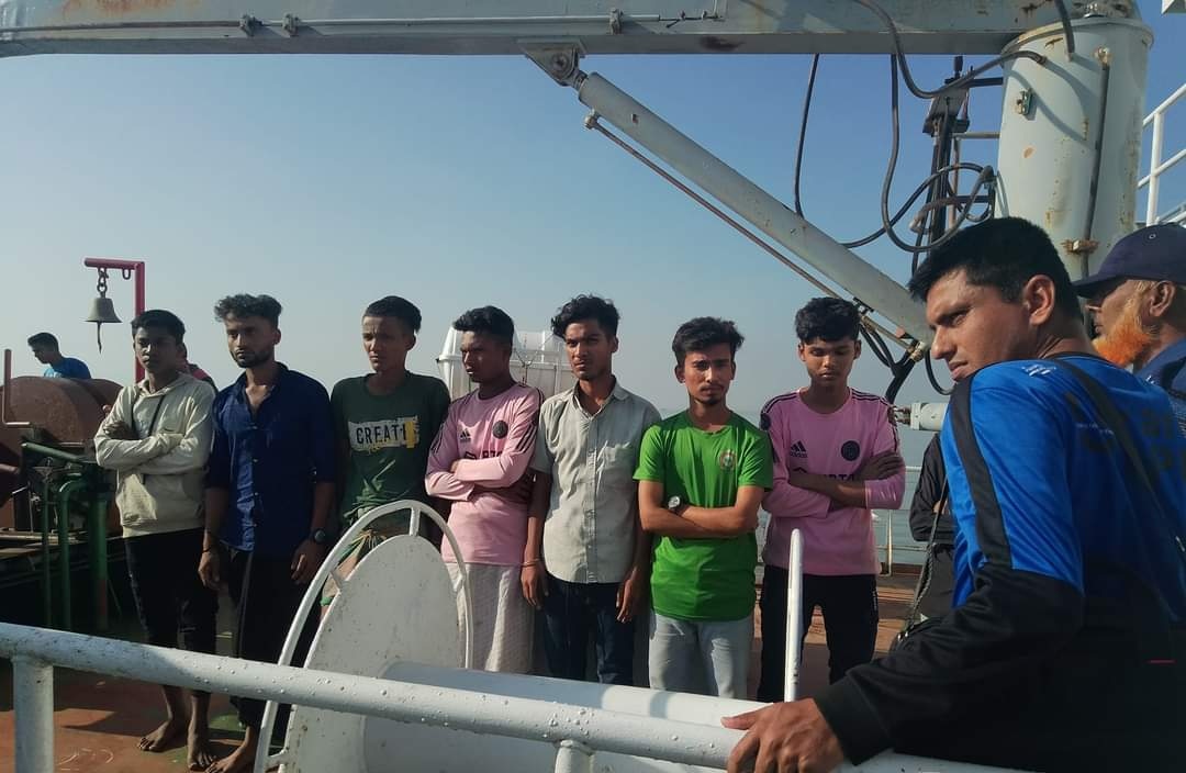 ভাসানচর থেকে পালিয়ে আসা ৮ রোহিঙ্গা সন্দ্বীপের শীপে আটক
