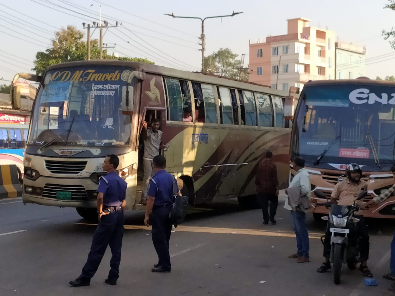 চট্টগ্রামে গণপরিবহন চলছে স্বাভাবিকভাবে, পুলিশ ও বিজিবির সতর্ক অবস্থান।