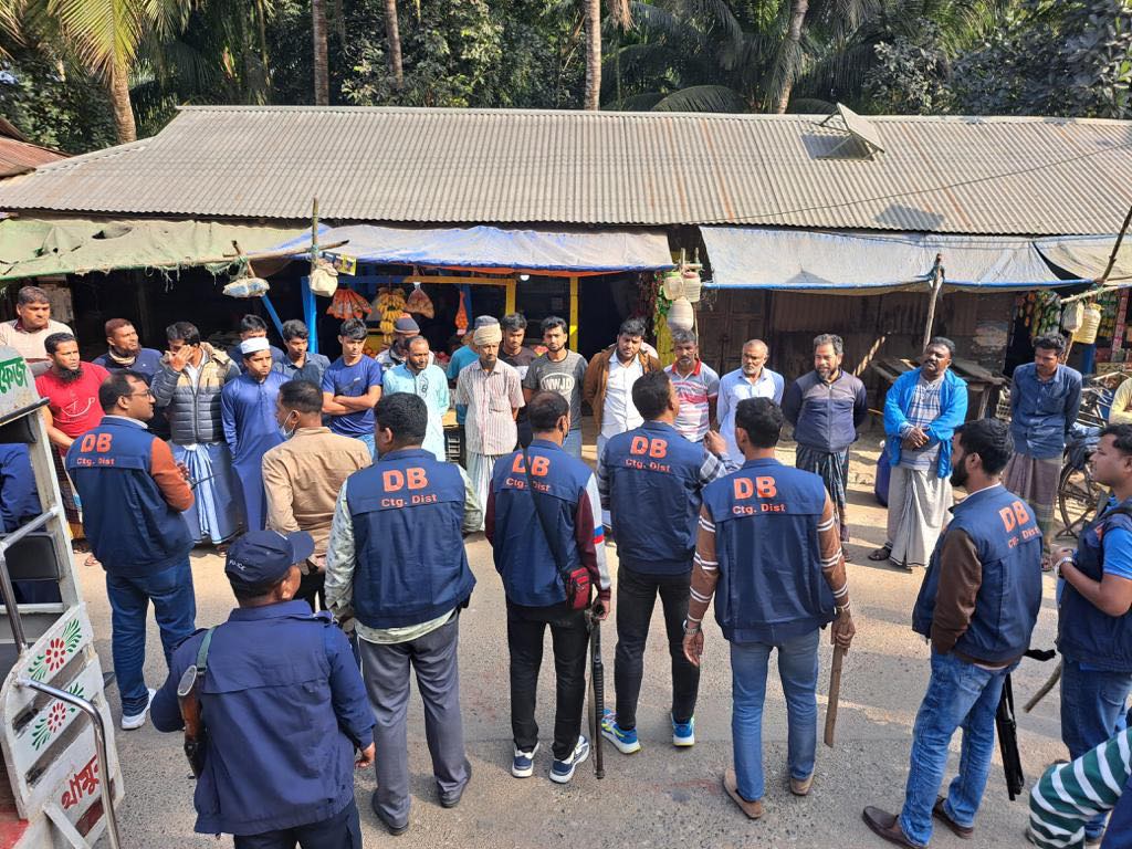 সন্দ্বীপে  ডিবি পুলিশের বিশেষ অভিযান, আটক ৩