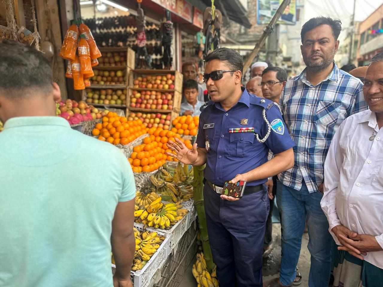 নিত্য প্রয়োজনীয়  দ্রব্যের মূল্য স্থিতিশীল রাখার লক্ষ্যে বাজার মনিটরিং করল সন্দ্বীপ থানার ওসি