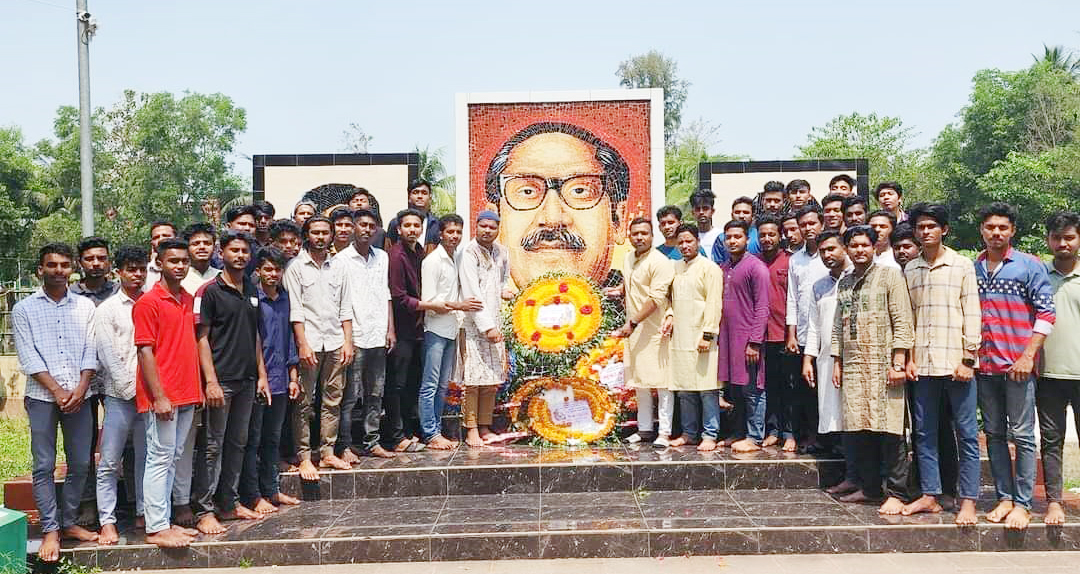 বঙ্গবন্ধুর প্রতিকৃতিতে ফুলেল শ্রদ্ধা জানাল সন্দ্বীপ উপজেলা ছাত্রলীগ