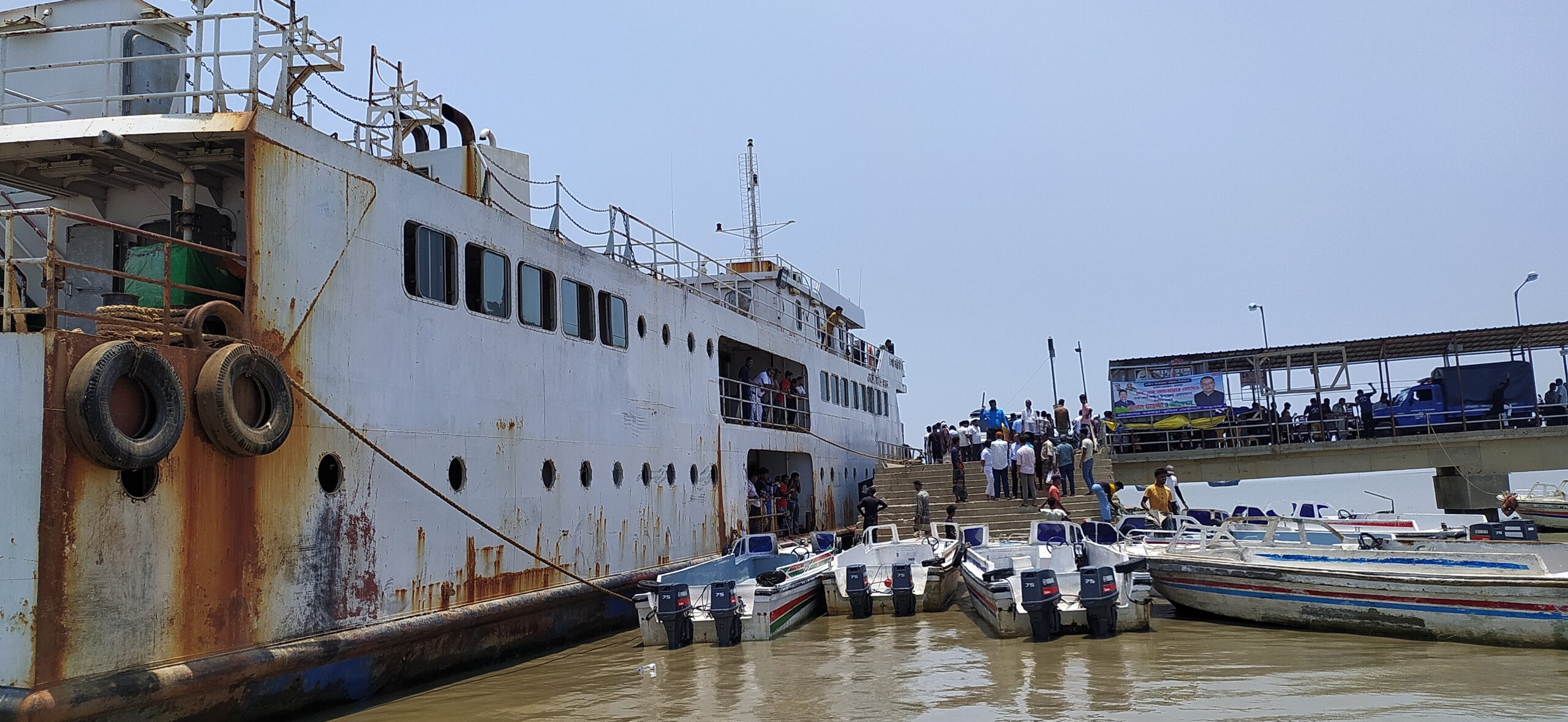 সন্দ্বীপের জেটিতে ভাটায় জাহাজ ভিড়বে না, ভিড়বে জোয়ারে